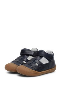 Námořnické kožené sandály s tkaným designem, suchým zipem, bílou podšívkou a odolnou hnědou gumovou podrážkou s texturovaným gripem.