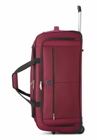 Valigia a rotelle rossa con manico telescopico, due maniglie laterali, numerose tasche con zip e una zip di accentuazione.