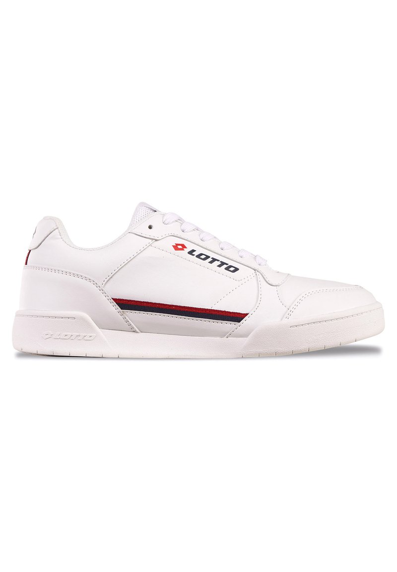 Białe sneakersy sportowe z gładką syntetyczną cholewką, z czerwonym i granatowym paskiem oraz logo po boku. Gumowa podeszwa, sznurowane zapięcie.