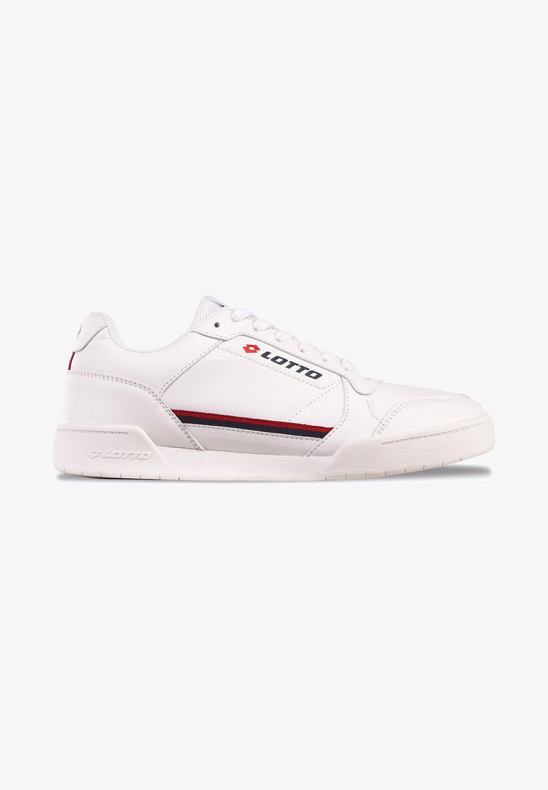 Białe sneakersy sportowe z gładką syntetyczną cholewką, z czerwonym i granatowym paskiem oraz logo po boku. Gumowa podeszwa, sznurowane zapięcie.