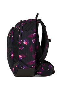 Sac à dos noir avec un motif floral rose, doté de bretelles rembourrées, de plusieurs poches zippées et d'un extérieur en tissu texturé.