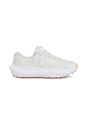 Chaussure de sport gris clair avec un dessus texturé, bout rond, col rembourré et semelle extérieure en caoutchouc orange avec des crampons de traction.