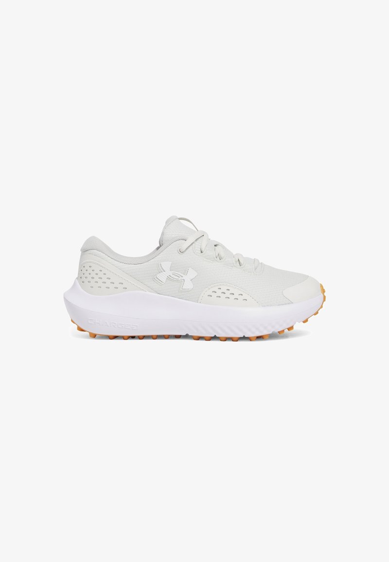 Chaussure de sport gris clair avec un dessus texturé, bout rond, col rembourré et semelle extérieure en caoutchouc orange avec des crampons de traction.