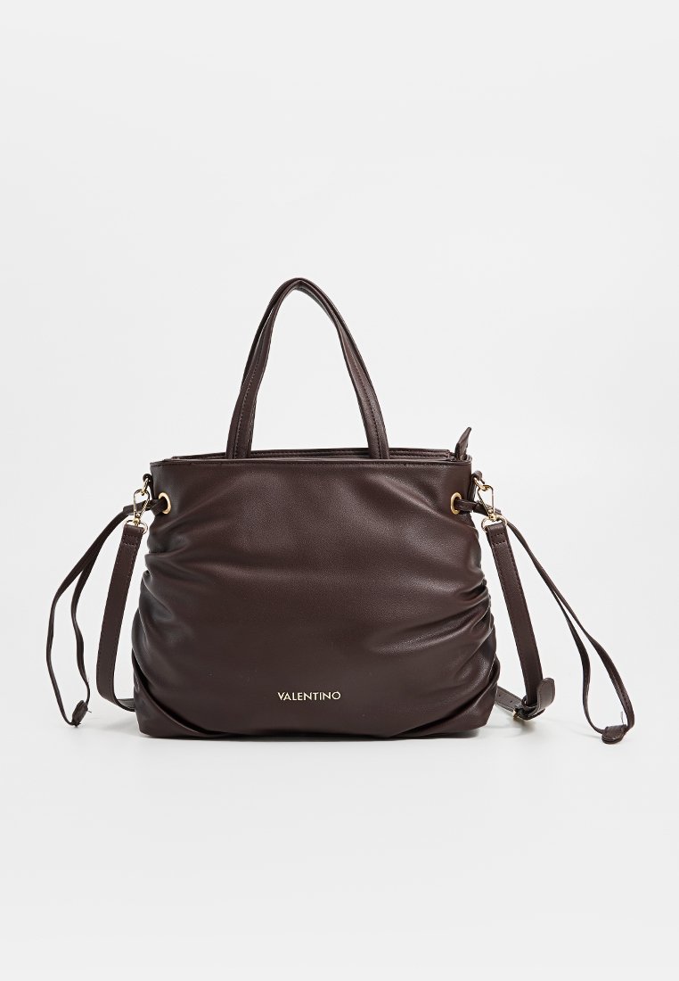 Sac à main en cuir marron au design décontracté, avec deux poignées supérieures et une bandoulière amovible. Accents en matériel doré ; logo sur le devant.
