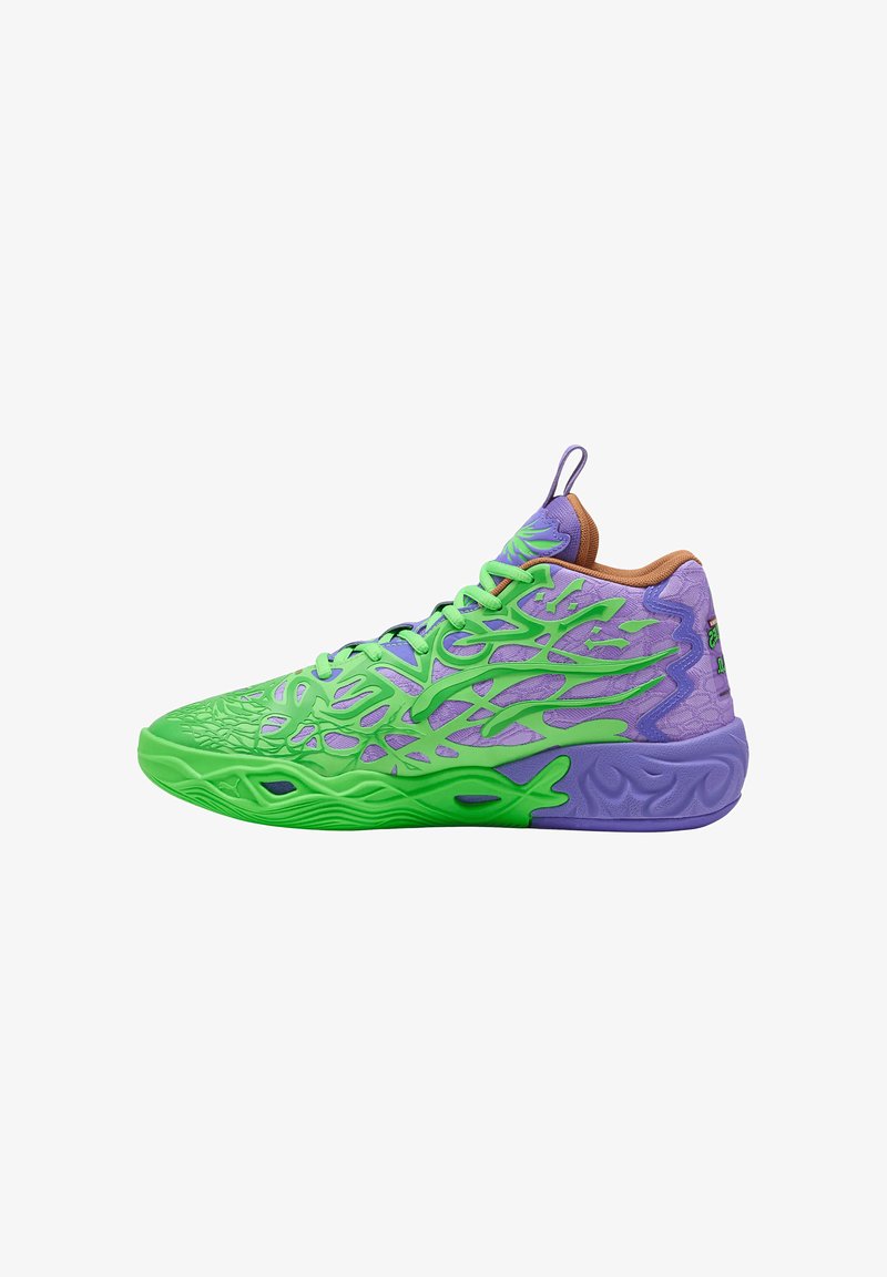 Zapatilla alta con un diseño de malla verde y púrpura, con acentos texturizados, recortes intrincados y una suela de goma.