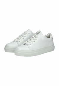 Sneaker in pelle bianca con punta rotonda, lacci piatti e suole testurizzate. Il design minimalista presenta superfici lisce e una silhouette a profilo basso.