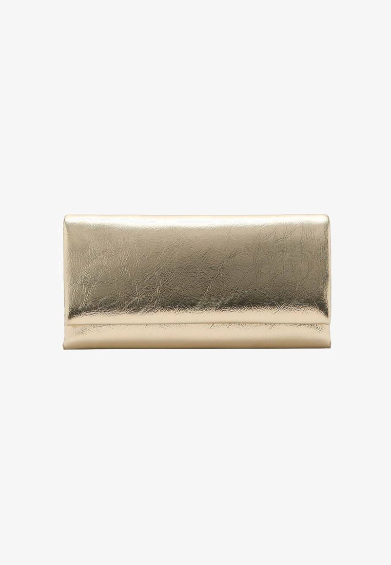 Guldmetallic clutch-tegnebåd med en glat overflade, rektangulær form og minimalistisk design; har en fold-over lukning.