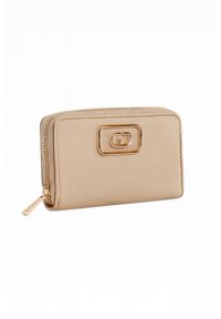Portafoglio in pelle beige con hardware dorato, chiusura a zip, forma rettangolare e dettaglio logo embossato sulla parte anteriore per una maggiore texture.