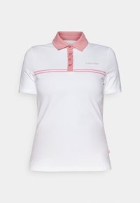 Biela polo košeľa s ružovým golierom a ružovým prúžkovým dizajnom. Obsahuje tri gombíky a malé logo "Calvin Klein" na hrudi. Hladká textúra.