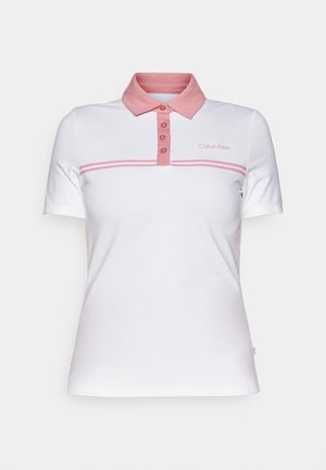 Cămașă polo albă cu guler roz și design cu dungi roz. Are trei butoane și un mic logo "Calvin Klein" pe piept. Textură netedă.