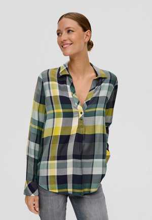 Chemise à manches longues à carreaux dans des tons de vert, bleu marine et jaune, avec un col et un plastron à demi-boutons ; coupe décontractée avec poches latérales.