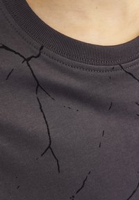 Jack & Jones Performance JJKEY LOOSE TEE CREW JNR - Marškinėliai su spaudiniu - asphalt