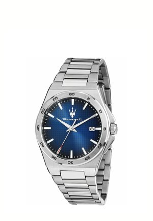 Orologio da polso Maserati argento con quadrante blu strutturato, indici bianchi, datario e bracciale a maglie in metallo.