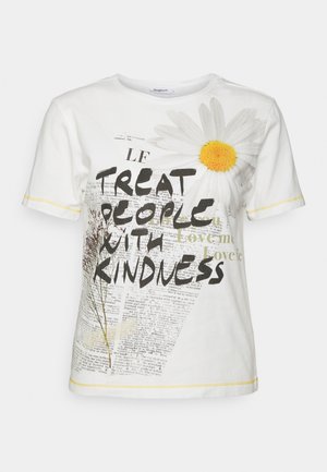 Camiseta blanca de manga corta con costuras amarillas, gran estampado de margarita y texto que dice "Treat people with kindness" sobre un fondo con estilo de periódico.