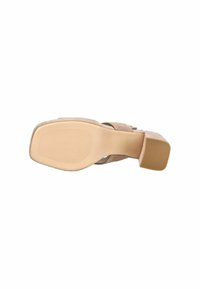Sandal con tacco alto in suede beige, con suola texturizzata e tacco a blocco. Presenta un'apertura per le dita e un design a fascia sopra il piede.
