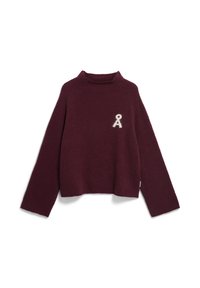 Pull en tricot bordeaux avec un col haut, des manches longues et une texture douce. Présente un petit logo en ruban blanc sur la poitrine.