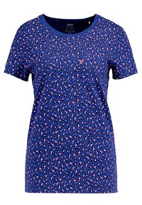 Blå t-shirt med kort ärm som har ett leopardmönster i rosa och svart. Rund halsringning, mjukt tyg och en något figurnära design.