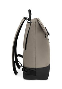 Šedý látkový batoh s neutrálnou farebnou schémou, hladkým povrchom, obdĺžnikovým tvarom, polstrovanými čiernymi popruhmi a zosilneným čiernym dnom.