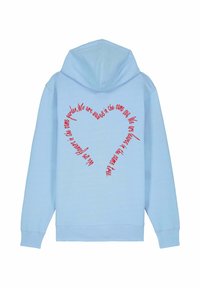 Világoskék kapucnis pulóver ribbelt mandzsettával. A hátsó részen piros színű szív alakú felirat található, amely egy idézetet tartalmaz dőlt betűs betűtípussal.