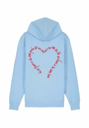 Lichtblauwe hoodie met ribbels aan de mouwen. Bevat rode tekst in de vorm van een hart op de rug, met een citaat in cursieve lettertype.