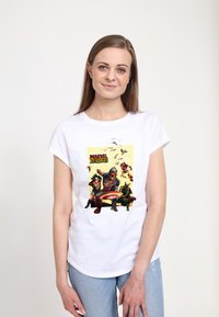Weiße Baumwoll-T-Shirt mit einem bunten Grafikdesign von Zombie-Charakteren und dem Text "MARVEL ZOMBIES" auf gelbem Hintergrund. Mit kurzen Ärmeln und lockerer Passform.