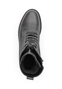 Zwarte leren enkelboot met een gestructureerde afwerking, ronde neus, vetersluiting en zachte binnenvoering. Voorzien van een achterste lipje om aan te trekken.