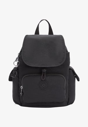 Sac à dos noir avec un rabat, poche zippée à l'avant et patch logo. Fabriqué en matériau durable avec des bretelles ajustables et une surface texturée.
