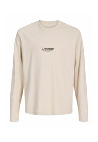 Beige Langarmshirt mit Rundhalsausschnitt und kleinem schwarzen "JJ Studios"-Logo sowie Text, der auf der Brust zentriert ist.