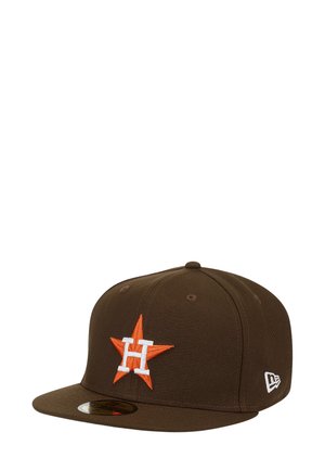 Cappellino da baseball marrone con visiera piatta, con una stella arancione e il logo "H" bianco ricamati sulla parte anteriore. Logo New Era sul lato.