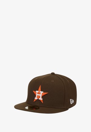 Cappellino da baseball marrone con visiera piatta, con una stella arancione e il logo "H" bianco ricamati sulla parte anteriore. Logo New Era sul lato.