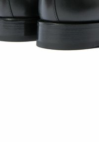 Bottines en cuir noir avec une finition lisse, dotées d'un bout rond et d'une semelle épaisse et solide de couleur noire. Design minimaliste sans quincaillerie visible.