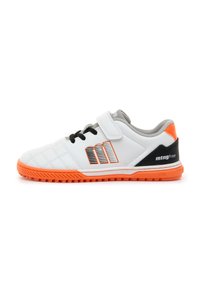 Zapatilla deportiva blanca con detalles en naranja y negro, suela de goma, cuello acolchado, parte superior texturizada y correa de Velcro para un ajuste seguro.