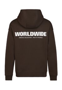 Brauner Hoodie mit einem großen weißen Aufdruck auf der Rückseite, der "WORLDWIDE" sagt. Er hat eine weiche Textur und eine normale Passform.