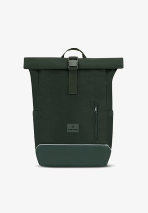 Grøn rulle-top rygsæk lavet af holdbart stof med en lynlåslomme på siden, et topgreb og et bundpanel i kontrastfarve.