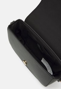 Borsa a mano in pelle nera con esterno liscio, forma rettangolare, chiusura magnetica e comparto singolo con fodera in tessuto.