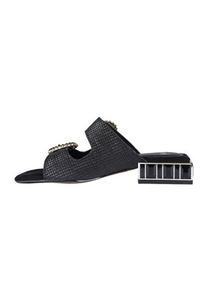 Sandalo slide nero texturizzato con punta aperta, decorazione con catena dorata e tacco a blocco rettangolare con dettagli in pietre nere.