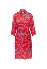 Vestido camisetero de largo hasta la rodilla, con cuello, mangas tres cuartos, patrón abstracto en rojo y gris, y un cinturón atado a juego.
