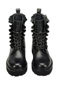 Stivali alla caviglia in pelle nera con dettagli arricciati lungo la parte superiore, con allacciatura frontale e suole in gomma spessa e testurizzata.