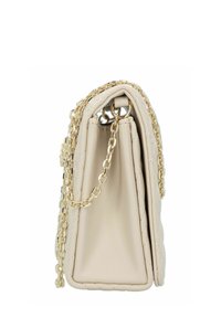 Borsa a tracolla in pelle trapuntata beige con tracolla in catena dorata, caratterizzata da una forma strutturata e una finitura liscia e testurizzata.