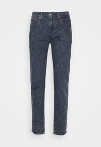 Jean en denim délavé foncé avec un motif décoloré, coupe droite, cinq poches et fermeture à bouton métallique à la taille. La texture semble usée.