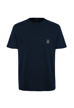 T-shirt in cotone blu navy con collo a giro, maniche corte e taschino sul petto con un design grafico. Texture liscia, vestibilità casual.