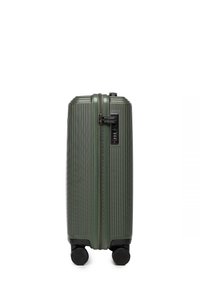 Tvrdý olivově zelený kufr s vertikálními rýhami, kombinovaným zámkem a čtyřmi černými kolečky s otočnými funkcemi zobrazený z přední strany.
