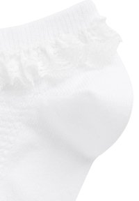 Weiße Knöchel-Socke mit einem gerafften Spitzenrand, geripptem Muster am Bündchen und glatter Oberfläche. Der Stoff wirkt weich und leicht.