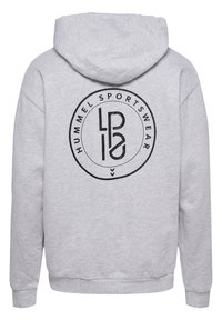 Grå huvtröja med en cirkulär svart logotyp, som har texten "HUMMEL SPORTSWEAR" och stiliserade initialer, mjuk textur, standard passform.
