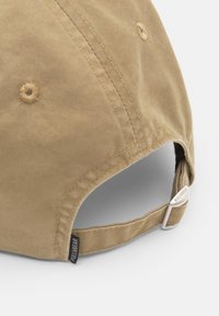 Căciulă de baseball din bumbac khaki, cu o margine curbă, curea ajustabilă și închidere metalică. Prezintă cusături tonale și un etichetă a brandului pe lateral.
