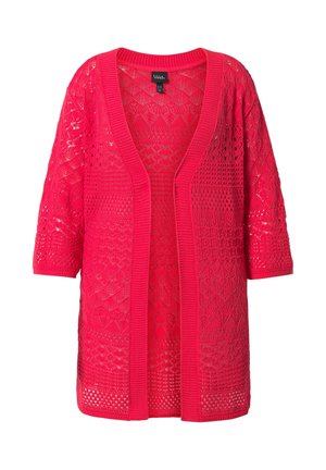 Lyserød, åben strikket cardigan med indviklede blonde-lignende mønstre og 3/4-lange ærmer.