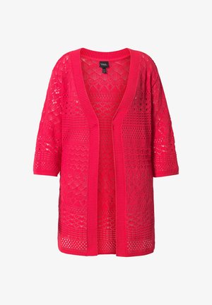 Leuchtend pinke offene Strickjacke mit filigranen spitzenartigen Mustern und dreiviertellangen Ärmeln.