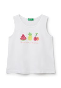 Canotta bianca in cotone con un design stampato che raffigura un cocomero, un'ananas e delle ciliegie con volti sorridenti, e il testo del marchio sottostante.