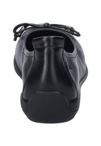 Czarne skórzane buty, płaska podeszwa, zaokrąglony czubek, z małym obcasem, z akcentem w postaci kokardki na górze i teksturowanym tyłem.