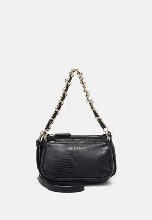 Bolso Valentino negro texturizado con cadena dorada y correa de hombro trenzada de cuero, bolsillo delantero con cremallera y logo Valentino.